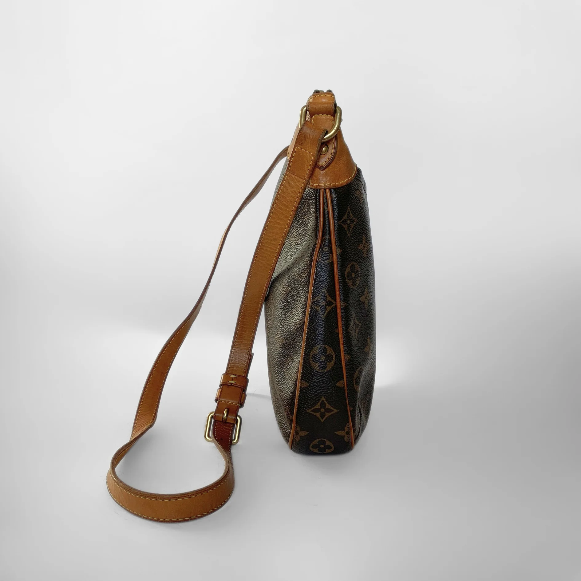 Louis Vuitton Louis Vuitton Odeon MM Monogram Canvas - Handbags - Etoile Luxury Vintage