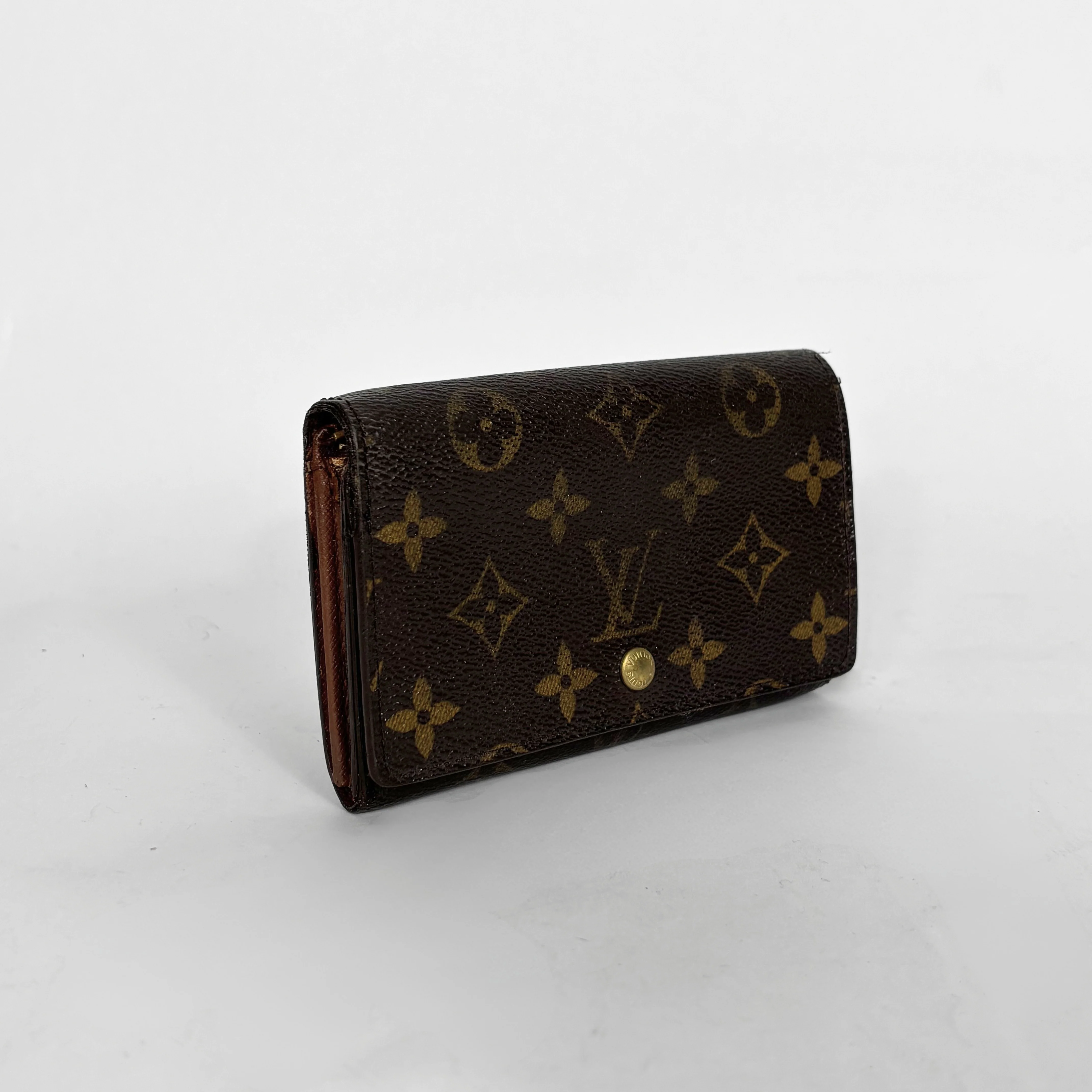 Louis vuitton wallet in brown Damier Ebene checkered canvas with a snap-button closure.