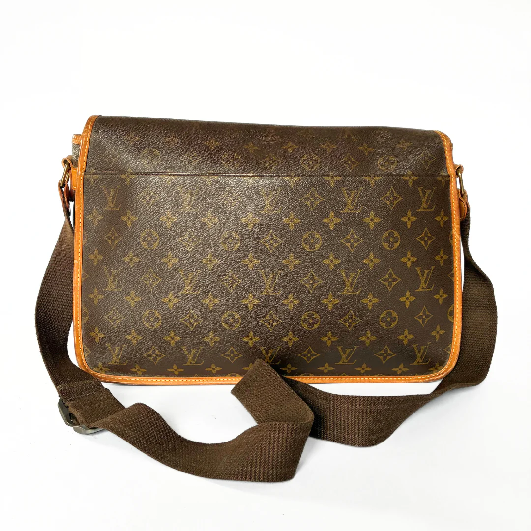 Louis Vuitton Louis Vuitton Gibeci&egrave;re GM Monogram Canvas - Crossbody bags - Etoile Luxury Vintage
